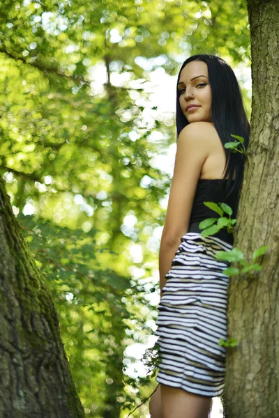 Mulher desfrutando da natureza — Fotografia de Stock