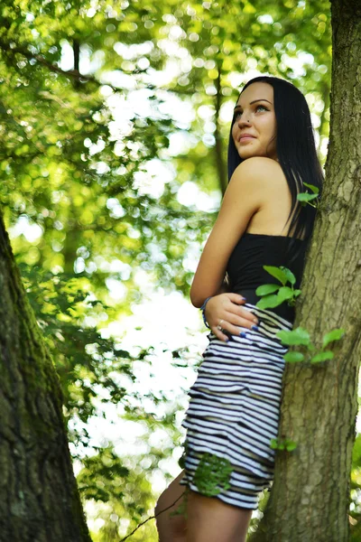 Mujer disfrutando de la naturaleza — Foto de Stock