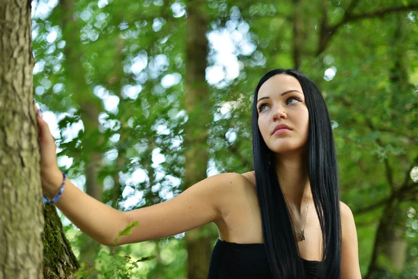 Mujer disfrutando de la naturaleza — Foto de Stock