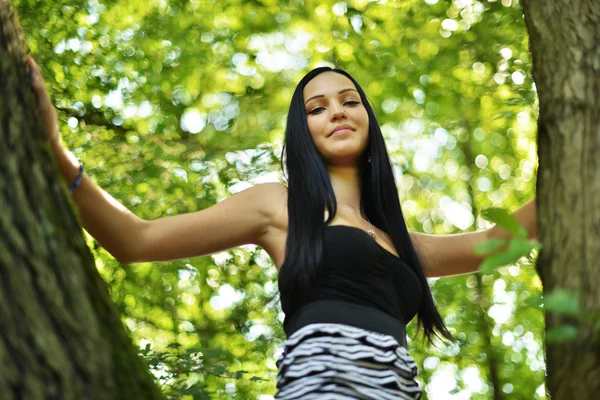 Mujer disfrutando de la naturaleza — Foto de Stock