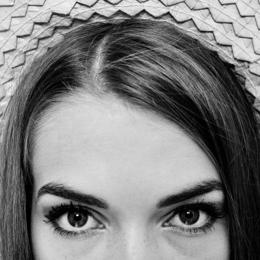 Hasır şapkalı genç kadın.