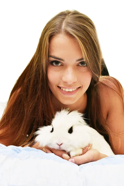 Femme avec lapin blanc — Photo