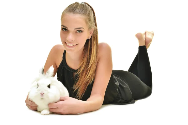 Kvinna med vit kanin — Stockfoto