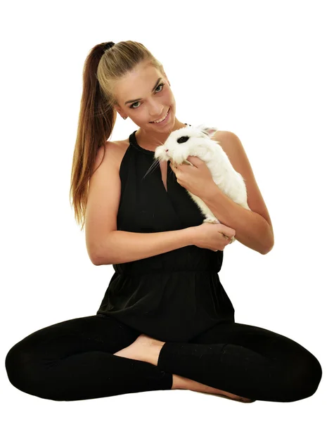 Retrato de bela senhora com coelho branco — Fotografia de Stock