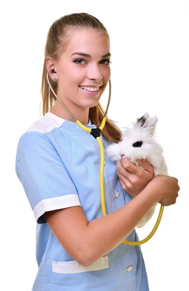 Veterinario sorridente che sorregge ed esamina il coniglio bianco carino — Foto Stock