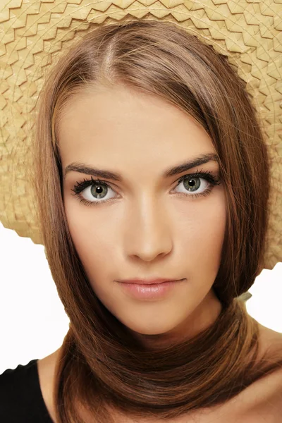 Молода жінка в солом'яній шапці — стокове фото