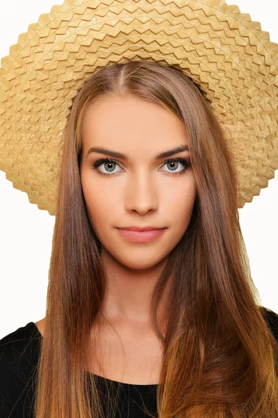 Mujer joven con sombrero de paja — Foto de Stock