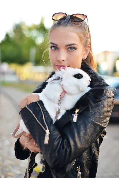 Femme avec lapin blanc — Photo