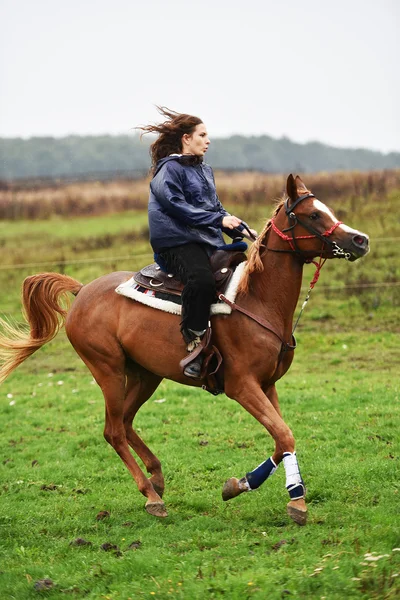 Girl barrel racing — Stock Photo, Image