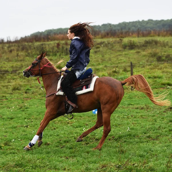 Flicka FAT racing — Stockfoto