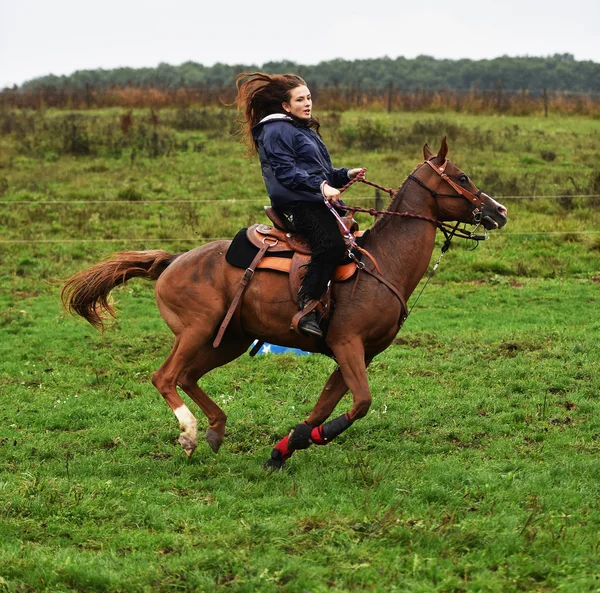 Dívka barel racing — Stock fotografie