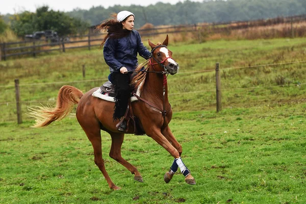 Girl barrel racing — Stock Photo, Image