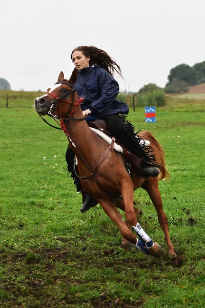 Menina barril de corrida — Fotografia de Stock