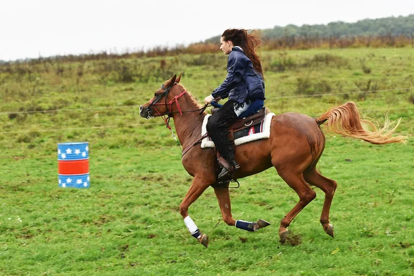 Dívka barel racing — Stock fotografie