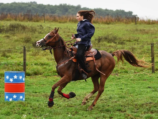 Fille monter un cheval — Photo