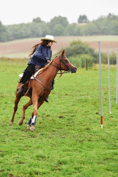 Dziewczyna ujeżdżająca konia — Zdjęcie stockowe