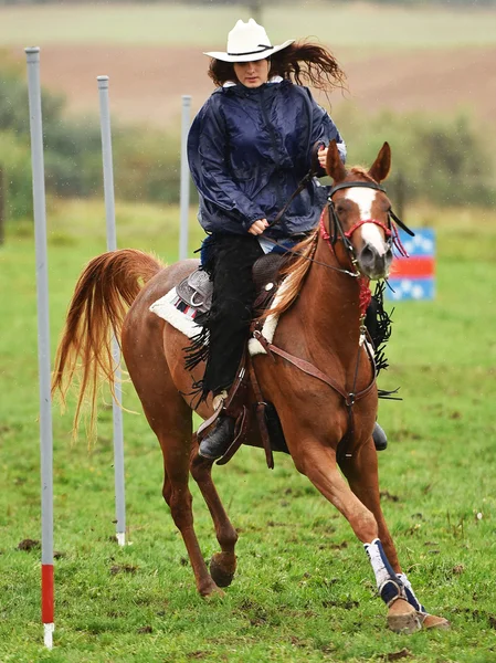 Flicka ridning en häst — Stockfoto