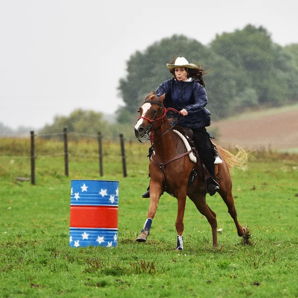 Flicka ridning en häst — Stockfoto