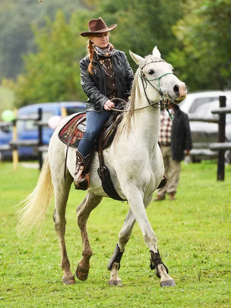 Dívka barel racing — Stock fotografie