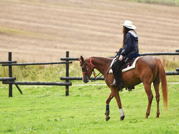 Fille monter un cheval — Photo