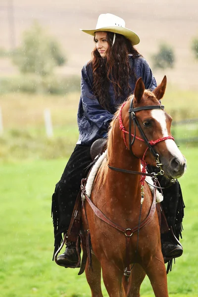 Chica montando un caballo —  Fotos de Stock