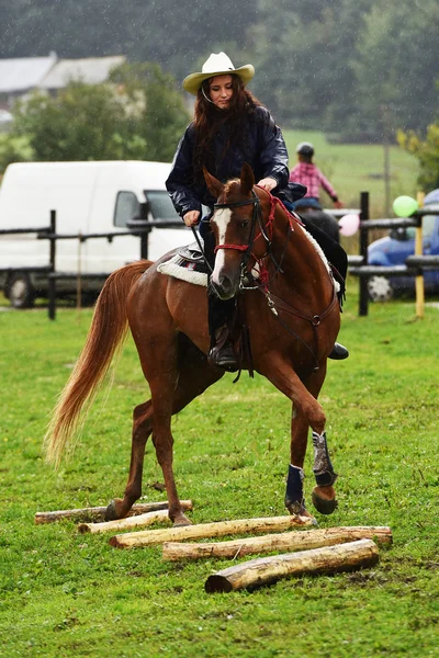 Flicka ridning en häst — Stockfoto