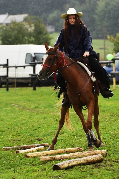 Flicka ridning en häst — Stockfoto