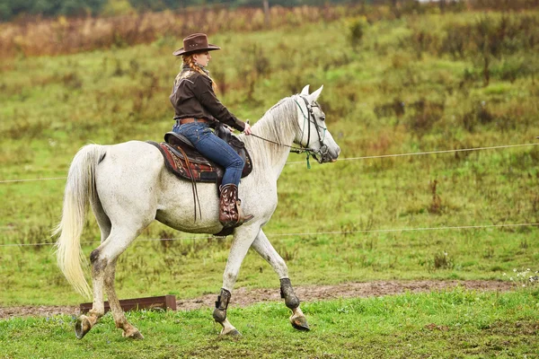 Flicka ridning en häst — Stockfoto