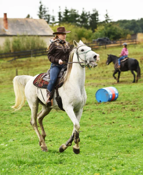 Cowgirl bir rodeo bir varil yarışta. — Stok fotoğraf