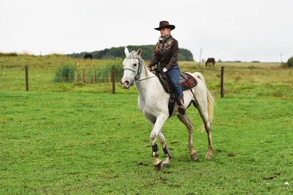 Cowgirl bei einem Fassrennen beim Rodeo. — Stockfoto