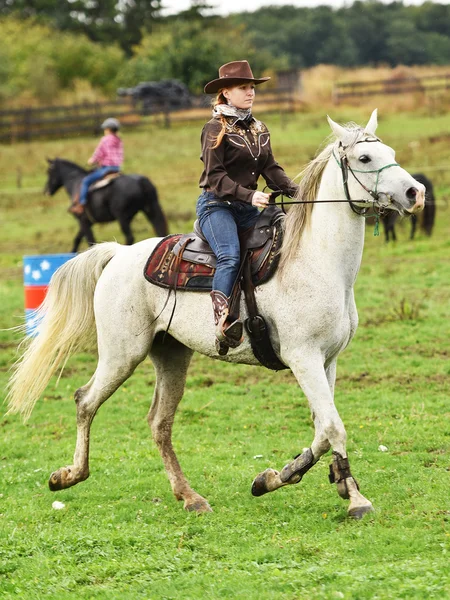 Cow-girl dans une course de tonneaux à un rodéo — Photo