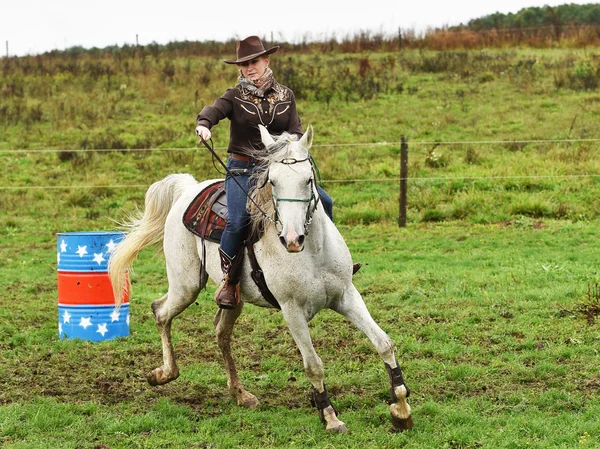 Cowgirl i barrel race på en rodeo. — Stockfoto