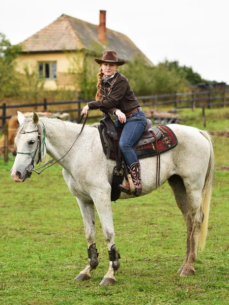Cowgirl egy rodeó egy hordó versenyen. — Stock Fotó