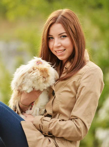 Young beautiful girl — Stock Photo, Image