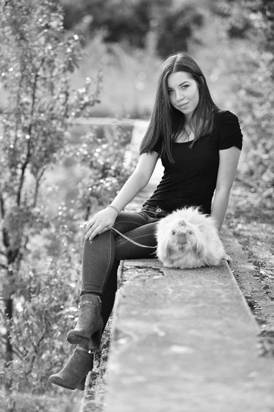 Jovem menina bonita — Fotografia de Stock