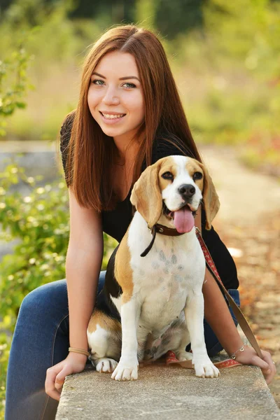 Jovem menina bonita — Fotografia de Stock