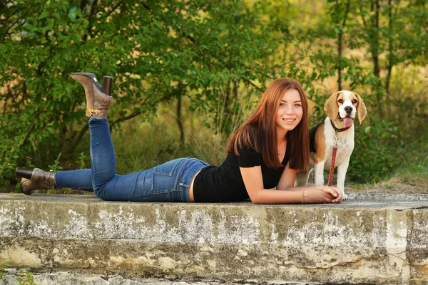 Jovem menina bonita — Fotografia de Stock