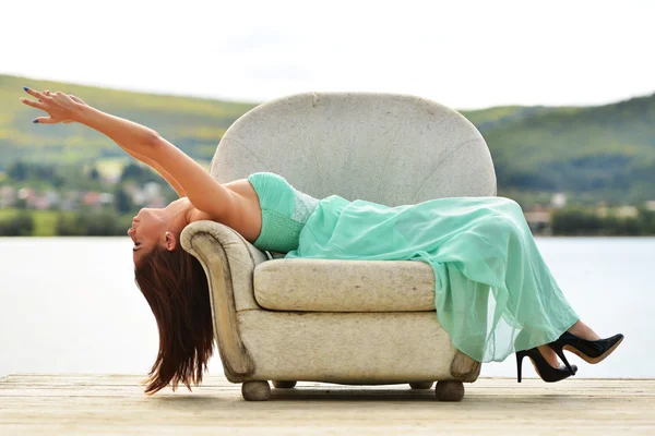 Chica en sofá al aire libre — Foto de Stock