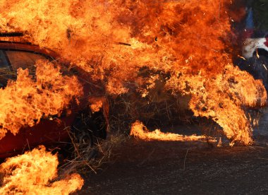 Yanan araba yolda