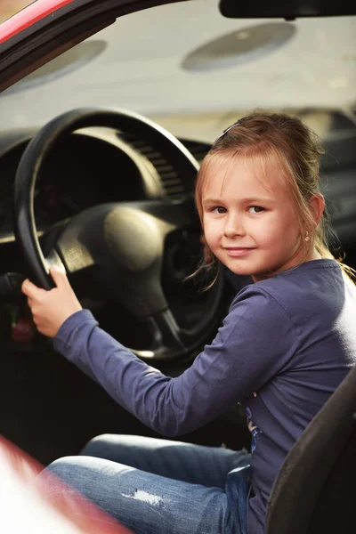 Mädchen am Steuer eines Autos — Stockfoto