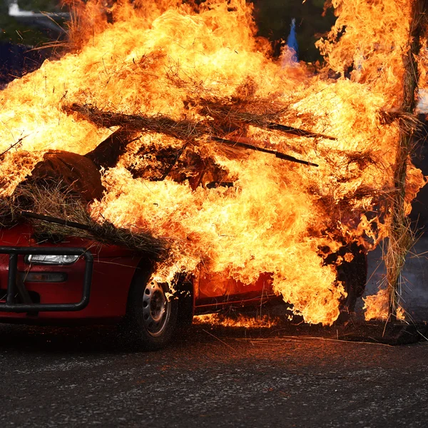 Burning car on the road — Stock Photo, Image