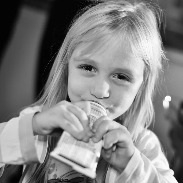 Chica comiendo chocolate —  Fotos de Stock