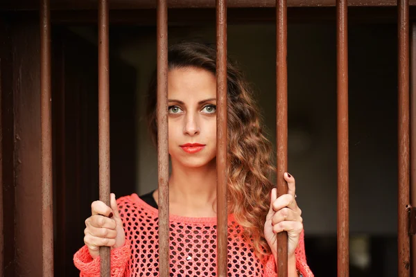 Mujer atrapada tras rejas de hierro —  Fotos de Stock