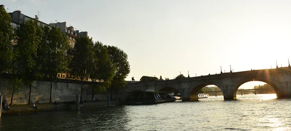 Paříž, mostu přes řeku Seinu — Stock fotografie