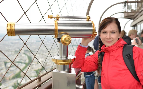 Glückliche Touristin in Paris — Stockfoto