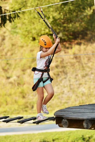 Šťastná dívka lezení — Stock fotografie