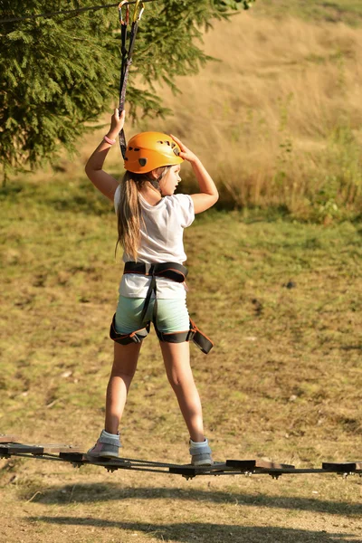 Menina feliz escalada — Fotografia de Stock