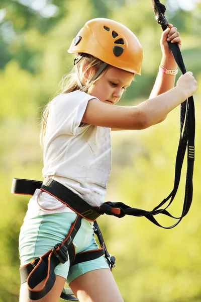 Šťastná dívka lezení — Stock fotografie