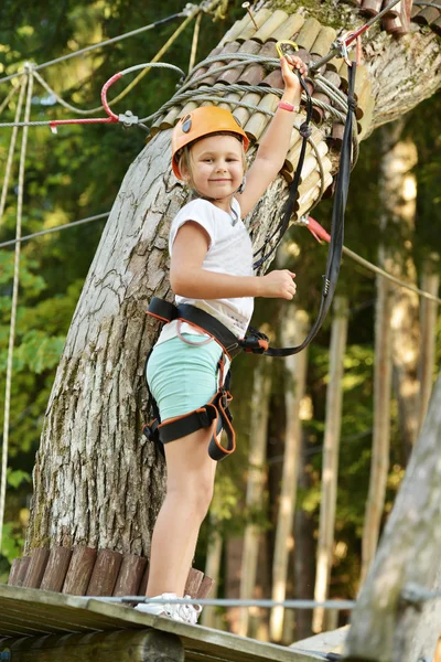 Menina feliz escalada — Fotografia de Stock