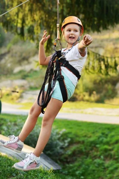 Menina feliz escalada — Fotografia de Stock